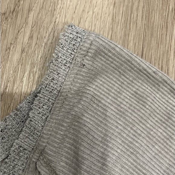 Woman’s Altar’d State Gray Ribbed Boho Chic V-Neck Top Peplum Size Medium - Picture 8 of 8